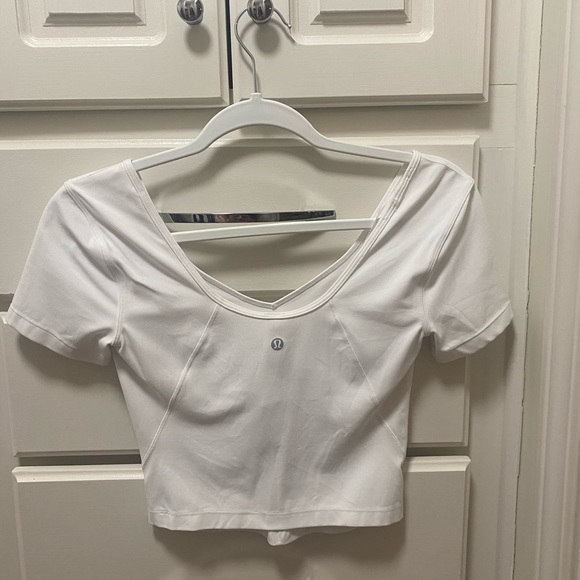 LULULEMON cropped work out top. Never worn. Size 4 - Picture 1 of 3